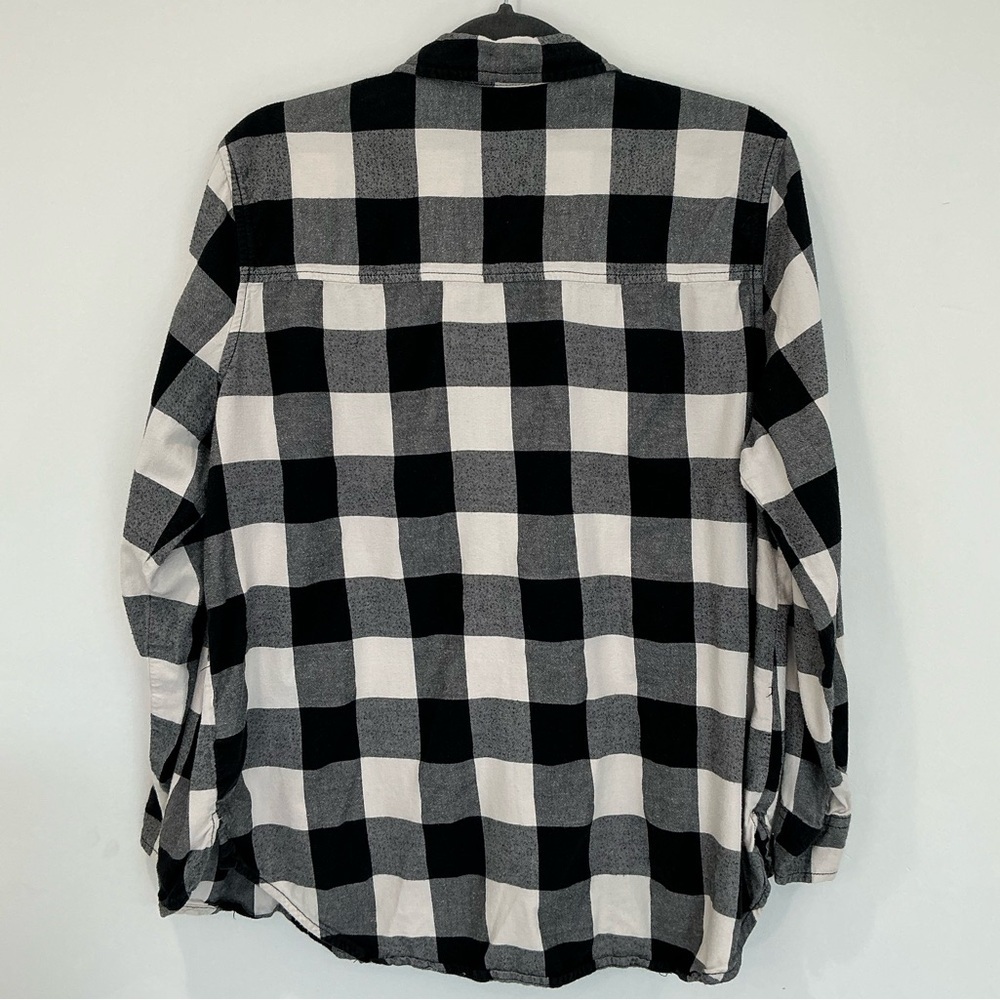 Universal Thread Plaid Long Sleeve Button-Down Shirt in Black/White - Picture 4 of 6